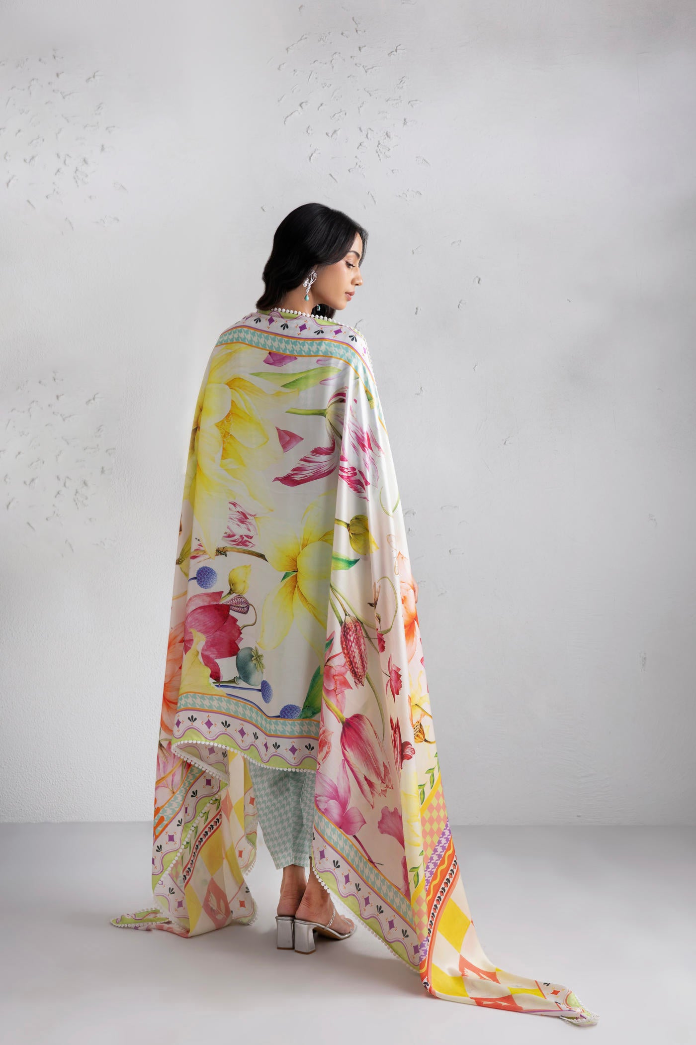 Daisy Kurta Set With A Slim Salwar