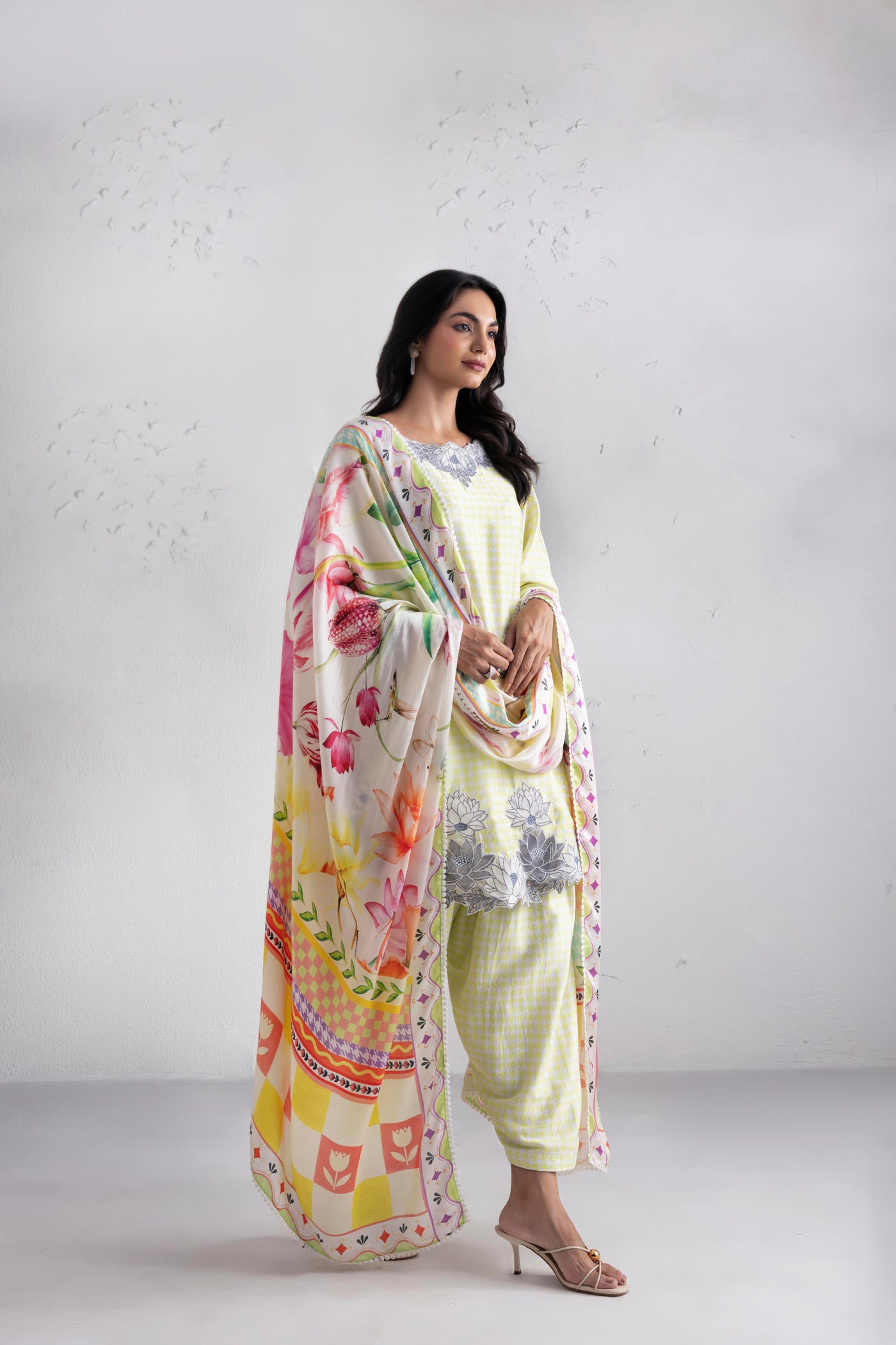 Daisy Kurta Set With A Slim Salwar