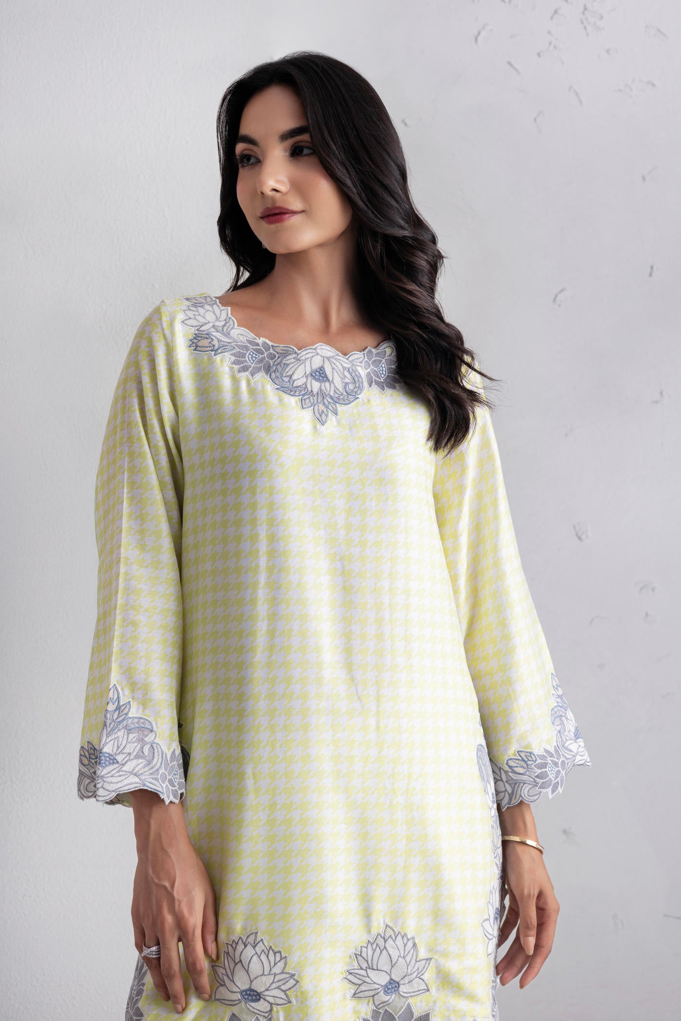 Daisy Kurta Set With A Slim Salwar