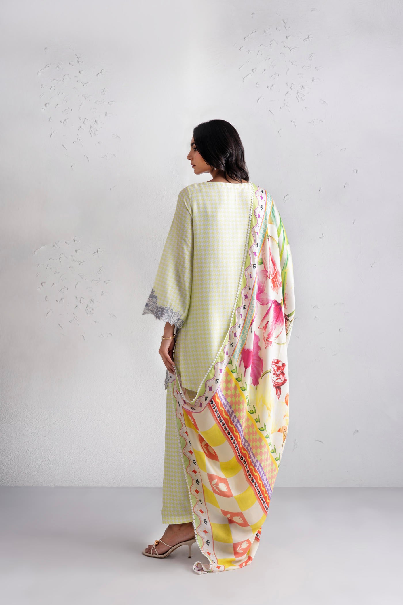 Daisy Kurta Set With A Slim Salwar