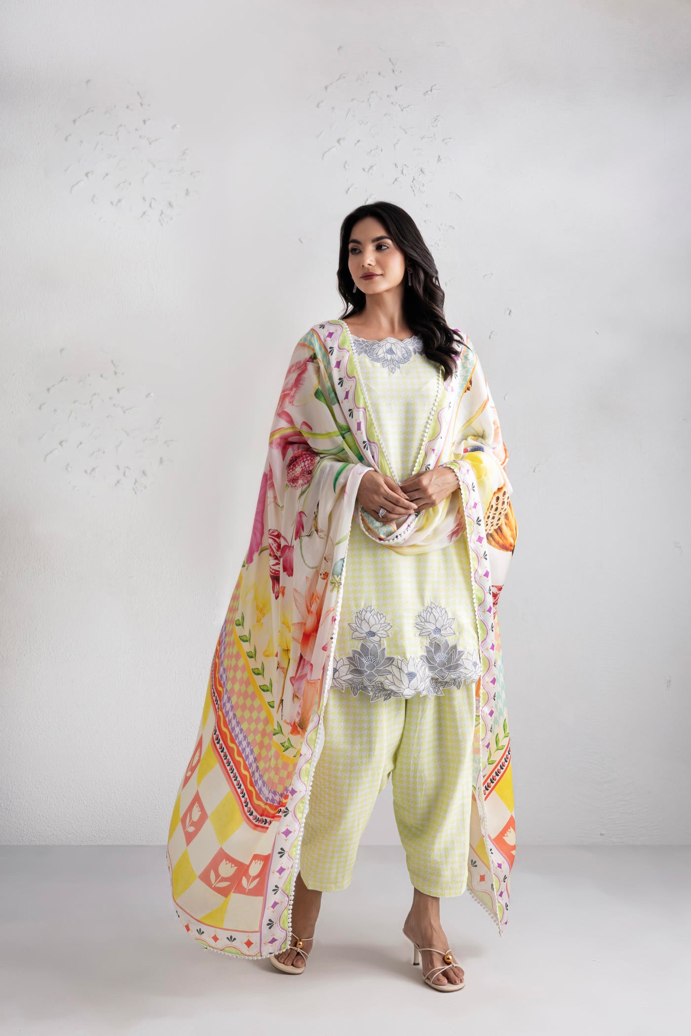 Daisy Kurta Set With A Slim Salwar