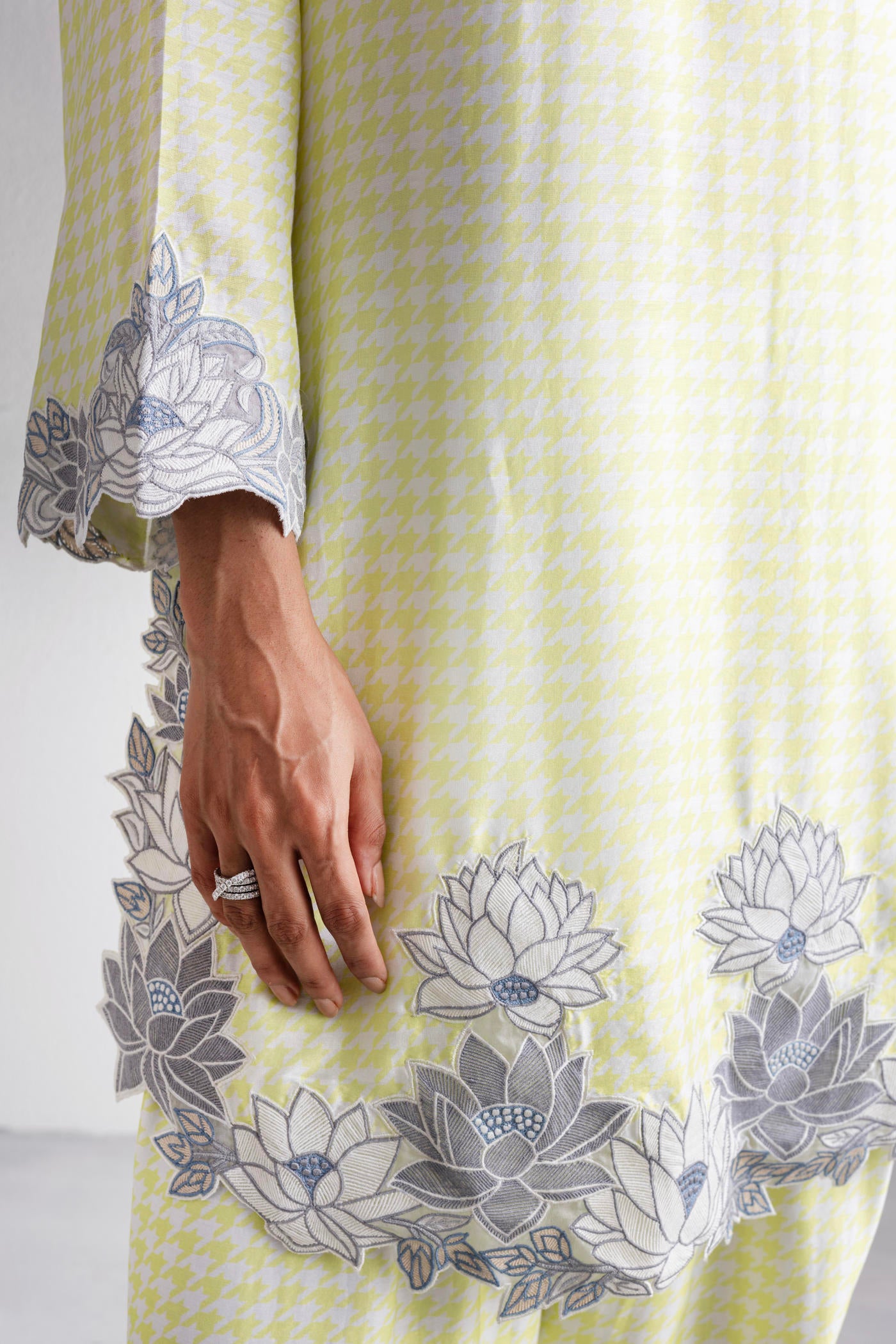 Daisy Kurta Set With A Slim Salwar