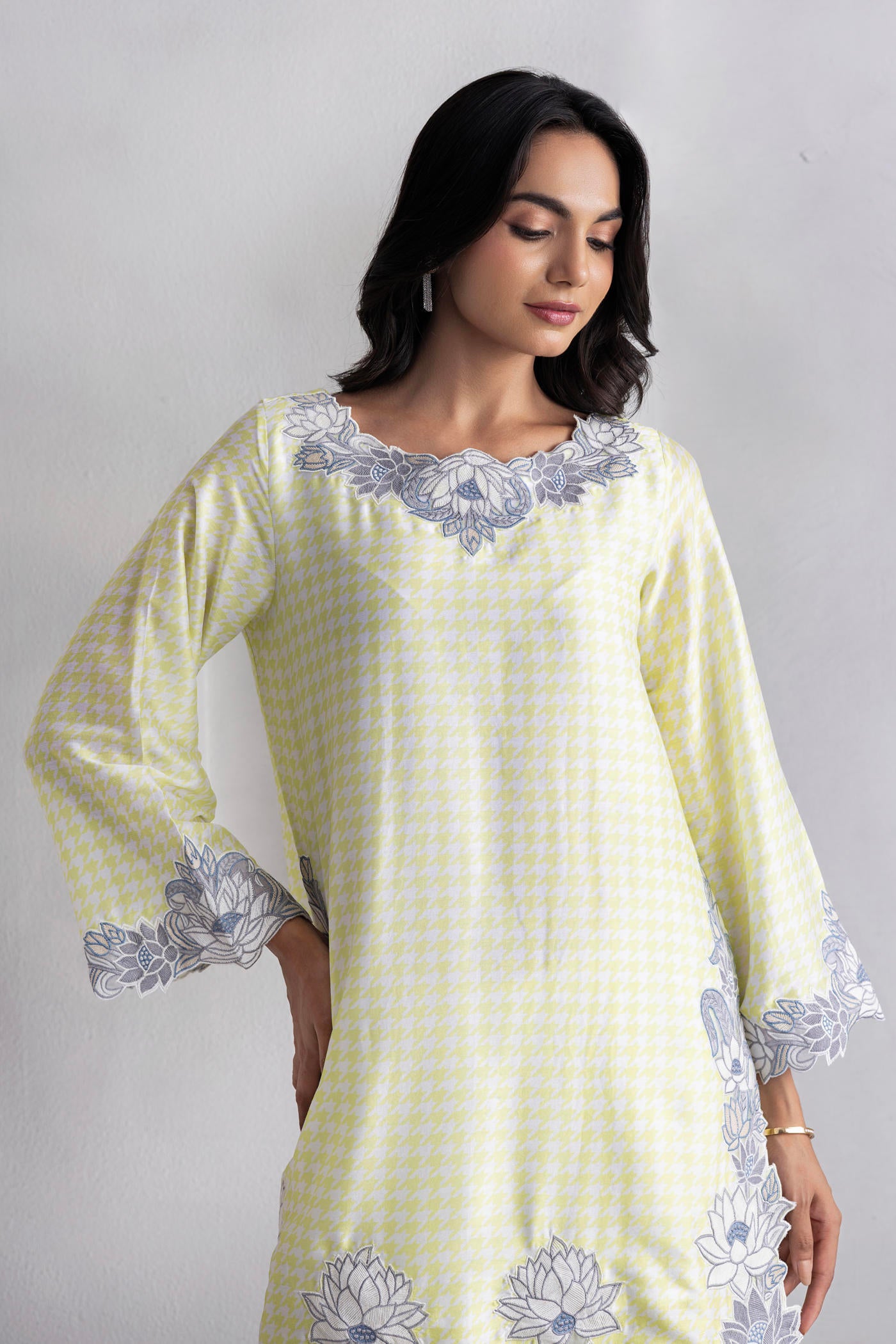 Daisy Kurta Set With A Slim Salwar